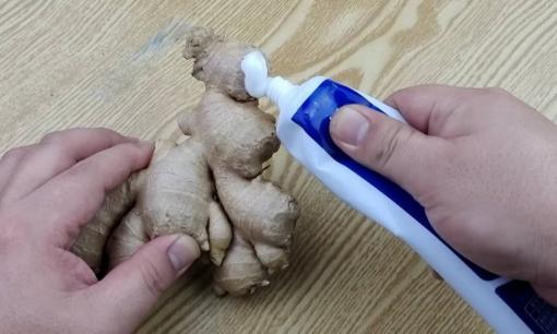 Bóp kem đánh răng lên gừng sẽ mang đến rất nhiều điều kỳ diệu, không ít bà nội trợ vẫn chưa biết!