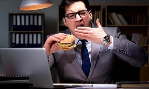 Cái nào có hại cho sức khỏe hơn, bỏ bữa tối hay ăn tối quá muộn? Một số người cho rằng tốt hơn hết là không ăn tối