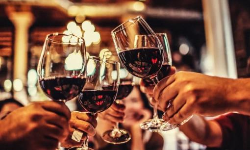 Khi vị khách danh dự đến muộn trong bữa tối, những người có EQ thấp sẽ nói: 'Được rồi, mời ngồi'! Đây là điều mà EQ cao nói