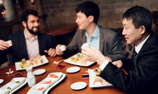 Chỉ cần qua bữa ăn tối là có thể 'lột rõ bộ mặt của một người kém năng lực'! Xem bạn có nằm trong số đó?