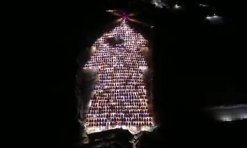 Gần 1000 ô tô được xếp thành cây thông Noel khổng lồ