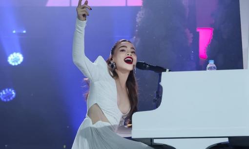 Xứng danh 'Nữ hoàng giải trí', Hồ Ngọc Hà tự đệm piano trình diễn bản hit chục triệu view