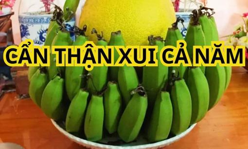 Có nên ghép 2 nải chuối lại cho to hơn để thắp hương ban thờ Tết không? 