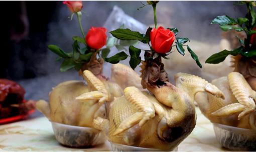 Văn khấn giao thừa trong nhà và ngoài trời Tết Giáp Thìn 2024 và lý do gà cúng giao thừa thường ngậm cành hoa hồng đỏ?