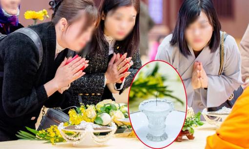 Chùa Ba Vàng hút hàng nghìn người đổ về để chiêm bái xá lợi tóc Đức Phật, nhưng trên mạng lại được rao bán chỉ vài trăm nghìn