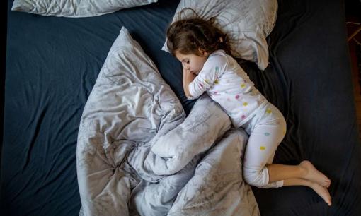 Bé hay đạp tung chăn ra, lý do không hẳn là nóng. Bố mẹ còn cần chú ý, đặc biệt là điều số 3