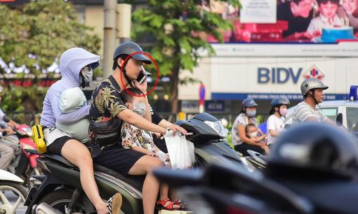 Sử dụng điện thoại trong lúc đi xe máy có bị xử phạt không? Người đi xe máy lưu tâm kẻo 'tiền mất tật mang'