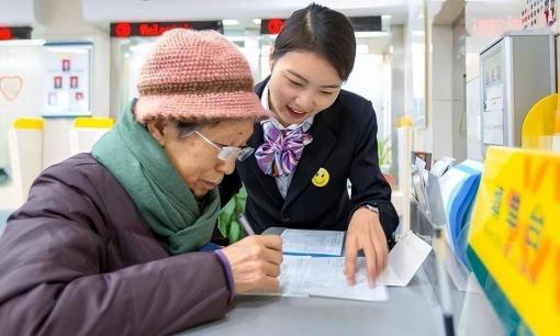 Có 4 'chiêu mới' gửi tiền ngân hàng, nhiều người đã bị lừa, người gửi tiền cần lưu ý khi gửi tiết kiệm