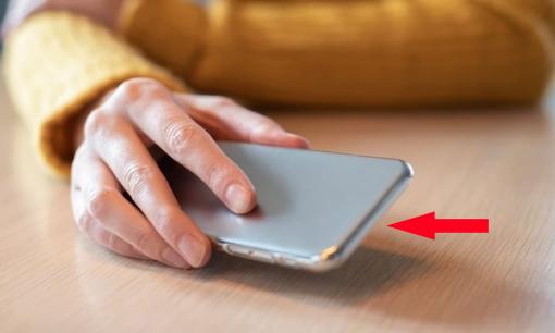 Đặt điện thoại xuống bàn nên úp hay ngửa màn hình, những lý do thiết thực ai cũng cần biết