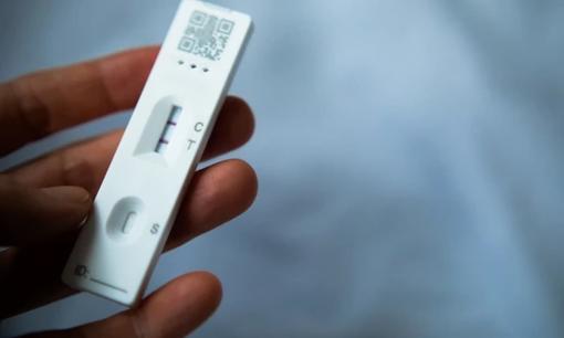 Anh cảnh báo khẩn cấp về Covid kéo dài, đặc biệt ở trẻ em khi số ca bệnh viện tăng đột biến - những triệu chứng cần theo dõi