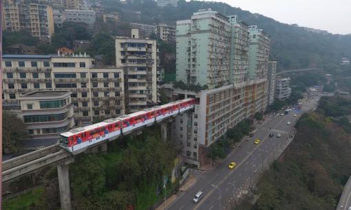 Đường sắt đi xuyên qua tòa nhà, nhiều người thắc mắc, không lẽ người sống ở đó không ngại tiếng ồn sao?