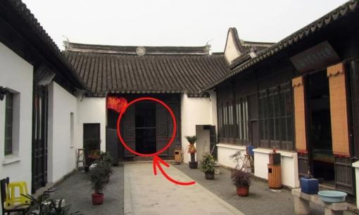 Tổ tiên dặn không sai: 'Cổng chính xuyên qua đại sảnh, nhà tan cửa nát', tại sao?