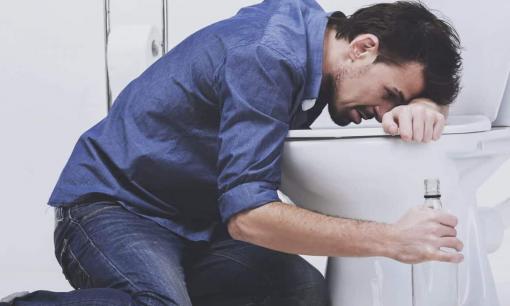 Móc họng để nôn sau khi uống rượu nguy hiểm như thế nào? Hôm nay chúng tôi sẽ cho bạn biết câu trả lời