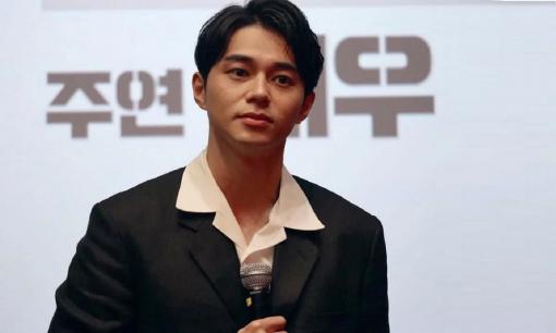 Nam tài tử nổi tiếng Nhật Bản từng vướng ồn ào ngoại tình bị phát hiện sống cùng ba nữ diễn viên trong căn nhà gỗ trên núi