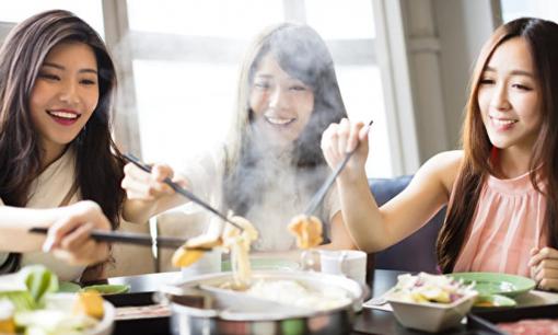 Mẹo khử hết mùi lẩu ám trên quần áo sau khi ăn