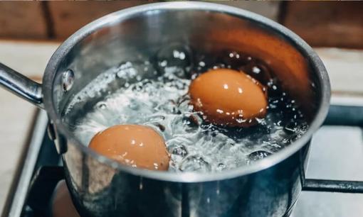 Tại sao nồi bị đen sau khi luộc trứng? Là nồi kém xịn hay do trứng bị hỏng?