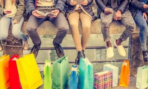 Chuyên gia: Trong tình hình kinh tế suy thoái, khuyên bạn nên ngừng ngay việc tiêu tiền vào “4 thứ” này!