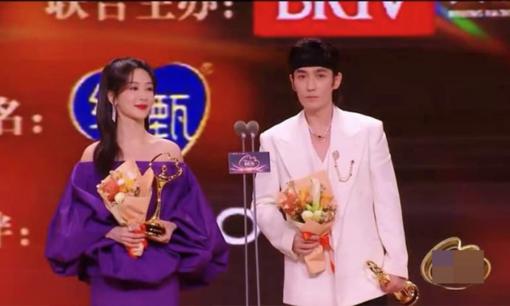 Chu Nhất Long và Dương Tử chính thức trở thành King và Queen đêm hội Weibo năm nay