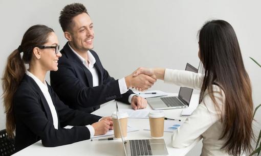 Nhà tuyển dụng: Ai quan trọng hơn, chồng bạn hay bố bạn? Cô gái đáp lại bằng trí tuệ cảm xúc cao và được nhận vào làm việc ngay lập tức!