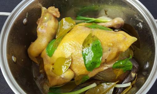 Luộc gà chớ dại bỏ nước, thử cách này gà luộc cực thơm ngon, vừa chắc thịt vừa đậm vị lại không mất chất dinh dưỡng