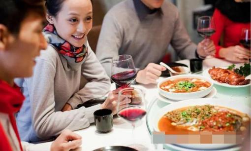 Khi mời sếp đi ăn tối, ông ấy hỏi: 'Bạn còn mời ai nữa?' Đừng bao giờ nói đến “ba loại người này”, dùng ba chiêu này, lãnh đạo nhất định sẽ tham gia!