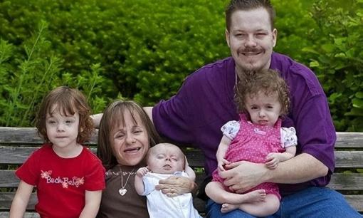 'Bà mẹ lùn nhất thế giới': Cao 0,7m, lấy chồng đẹp trai cao 1,8m và sinh được 3 người con, 2 đứa giống hệt bà