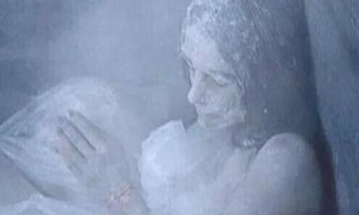 Tại sao những người chết cóng cởi bỏ quần áo mà vẫn nở nụ cười?