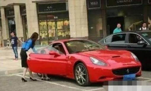 Bị 'réo tên' trong nhóm chat phụ huynh khi lái xe gần 28 tỷ đi đón con, mẹ trẻ lên tiếng khiến ai nấy 'cạn lời' 