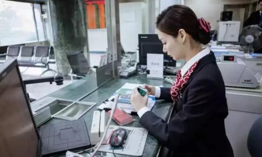 Tại sao không nên tiết kiệm tiền gửi có kỳ hạn 1 năm? Người trong cuộc nói thật, người tiết kiệm phải chú ý