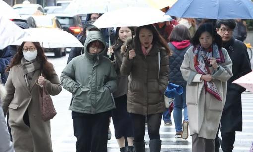 Cách mặc ít áo mà vẫn ấm trong ngày đại hàn? Chuyên gia Nhật Bản dạy 3 mẹo