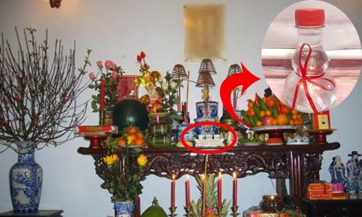Dâng rượu cúng trên bàn thờ gia tiên ngày Tết cần lưu ý gì để lộc lá không bay hết? 