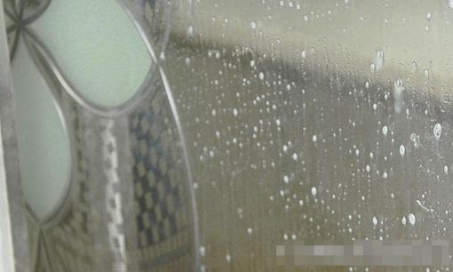 Mẹo tẩy cặn trên kính phòng tắm rất thiết thực để nhà sạch sẽ và sáng bóng đón Tết! 