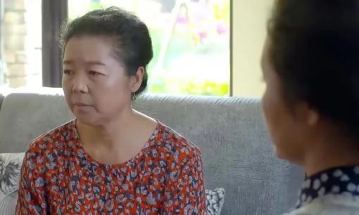 Một người phụ nữ muốn về nhà bố mẹ đẻ ăn Tết nhưng bị bố chồng tát, cô lập tức thu dọn hành lý và bán nhà, chồng cô đã hành động dũng cảm