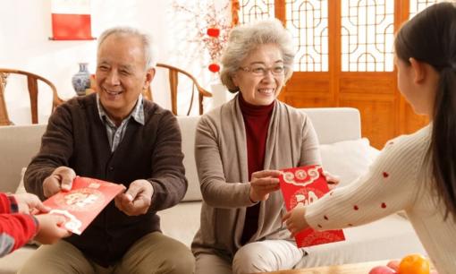 Khi trẻ nhận được phong bao lì xì trong dịp Tết Nguyên đán, nên dạy trước cho trẻ những phép lịch sự này để không gây phiền toái
