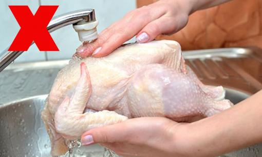 Rửa thịt gà trực tiếp dưới vòi nước chảy là sai lầm gây họa cho sức khỏe, vậy làm sao cho đúng? 