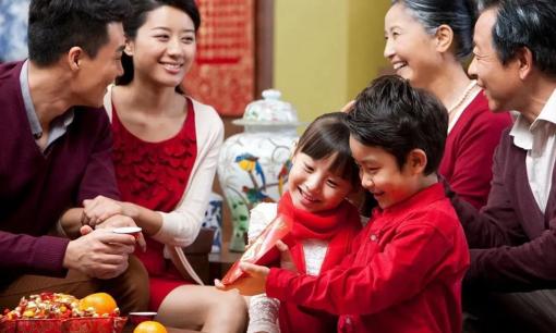 Về 'nghi thức' nhận phong bao lì xì trong dịp Tết Nguyên đán, bạn nên biết sớm để dạy con, nếu không sẽ bị chê bất lịch sự