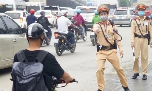 Vợ chồng, anh em trong nhà đi xe của nhau mang theo 4 loại giấy tờ này không bị xử phạt