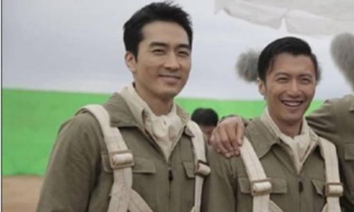 Tạ Đình Phong bị 'dìm hàng' khi đứng cạnh Song Seung Hun: Ai nghĩ anh kém tài tử 'Trái tim mùa thu' đến 4 tuổi 