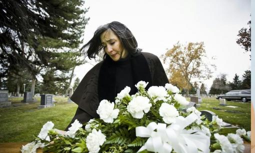 Tại sao một số người không khóc cũng không cảm thấy buồn sau cái chết của người thân? Chuyên gia lý giải sự thật