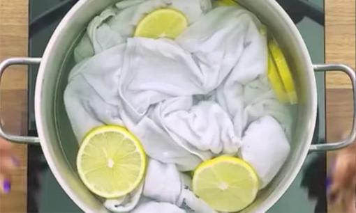 Luộc áo sơ mi cũ trong một chiếc nồi với những lát chanh, bạn sẽ có được kết quả tuyệt vời, áo trắng tinh như mới