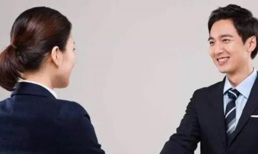 Người phỏng vấn: 'Con đường nào hẹp nhất thế giới?' Sinh viên trẻ trả lời hóm hỉnh và được tuyển ngay