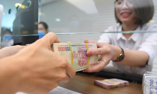 Lãi suất tiền gửi ngân hàng liên tục giảm, gửi tiết kiệm có kỳ hạn có còn đáng giá? Có hình thức nào thay thế hay không?