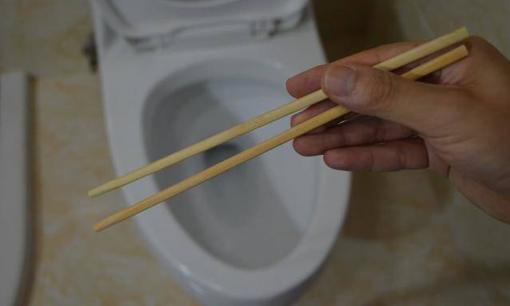 Có một loại đũa dù được làm sạch vẫn bẩn 'gấp 8 lần bệ toilet', rất nhiều gia đình thường xuyên sử dụng