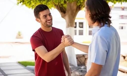 Người có EQ cáo sẽ luôn biết 'sử dụng những cách này' để hoà hợp với người khác