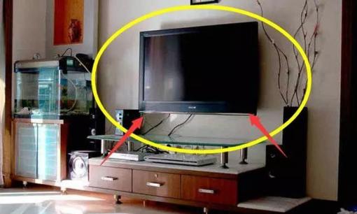 Dù gia đình bạn có giàu đến đâu, hãy cố gắng đừng đặt những thứ này cạnh TV, nhiều người không hiểu và mang về nhà
