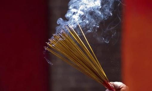 Rằm tháng Giêng này nên thắp bao nhiêu nén hương trên ban thờ là đúng và tốt nhất?