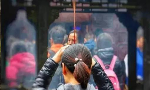 Khi bước sang tuổi 40, muốn giàu có thì phải hiểu đạo lý “người nghèo không thờ Phật, người giàu thắp hương nhiều”, tại sao lại như vậy?