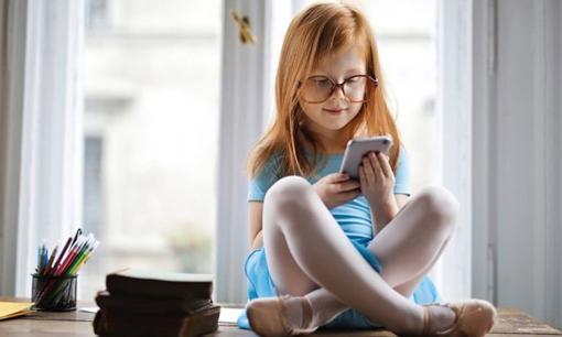 Trẻ em có nên dùng điện thoại sớm? Bao nhiêu tuổi là phù hợp để sử dụng điện thoại?