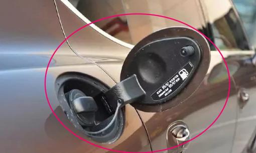 Nắp bình xăng trên ô tô ẩn chứa ba chức năng chính có thể cứu mạng bạn vào những thời điểm quan trọng