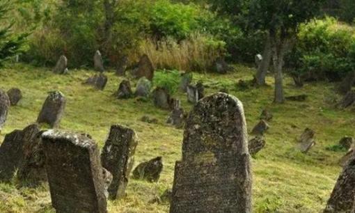 Người xưa có câu: 'Mộ không đầu thì con cháu nghèo, cáo canh mộ thì ba đời giàu có', nó có ý là gì?